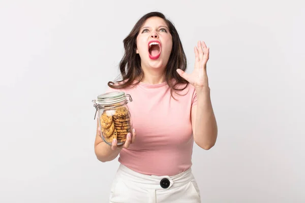 Mooie Vrouw Schreeuwen Met Handen Omhoog Lucht Het Houden Van — Stockfoto