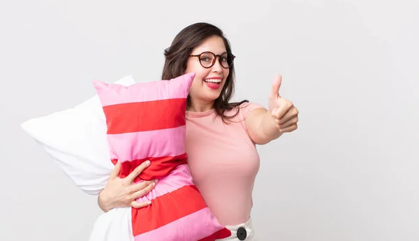 Mulher Bonita Sentindo Orgulhosa Sorrindo Positivamente Com Polegares Para Cima — Fotografia de Stock