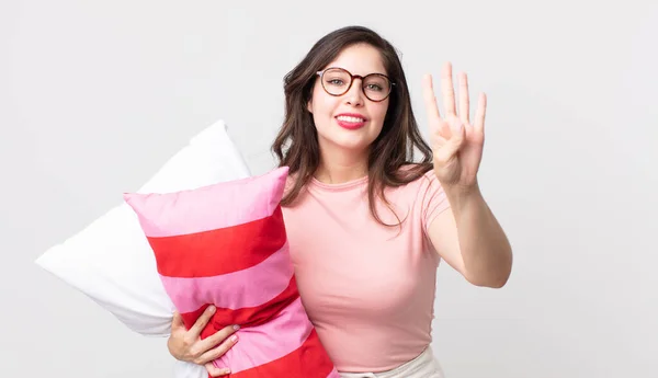 Bonita Mulher Sorrindo Olhando Amigável Mostrando Número Quatro Vestindo Pijama — Fotografia de Stock