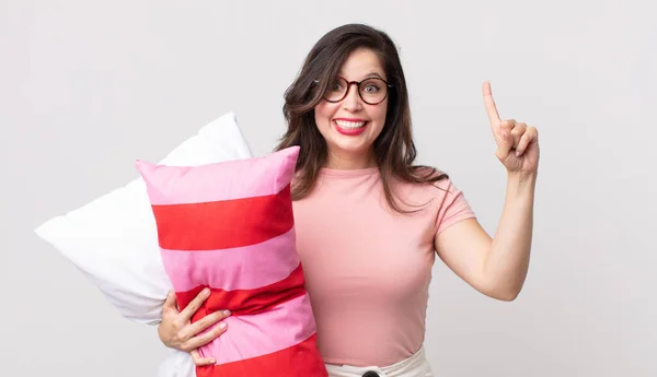 Mulher Bonita Sentindo Como Gênio Feliz Animado Depois Perceber Uma — Fotografia de Stock