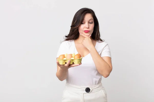 Mooie Vrouw Glimlachen Met Een Gelukkige Zelfverzekerde Uitdrukking Met Hand — Stockfoto