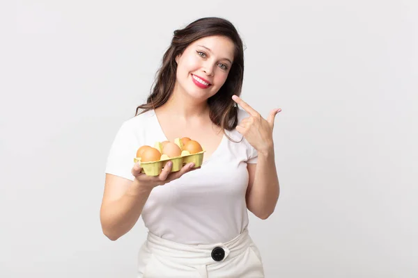 Mooie Vrouw Glimlachen Zelfverzekerd Wijzen Naar Een Eigen Brede Glimlach — Stockfoto