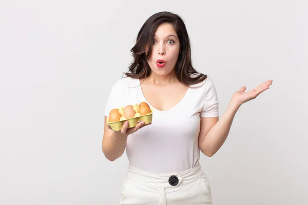 Mooie Vrouw Kijken Verrast Geschokt Met Kaak Laten Vallen Houden — Stockfoto