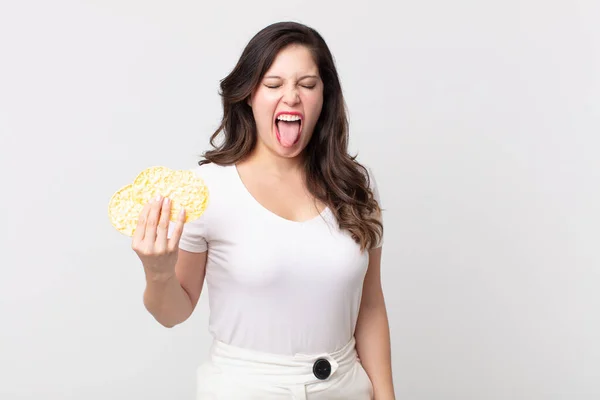 Bonita Mujer Con Actitud Alegre Rebelde Bromeando Sacando Lengua Sosteniendo — Foto de Stock