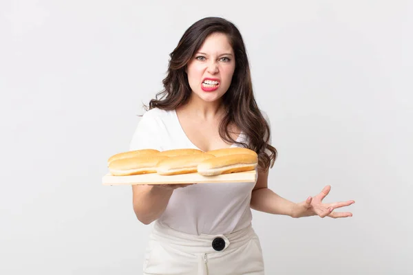 Vacker Kvinna Ser Arg Irriterad Och Frustrerad Och Håller Ett — Stockfoto