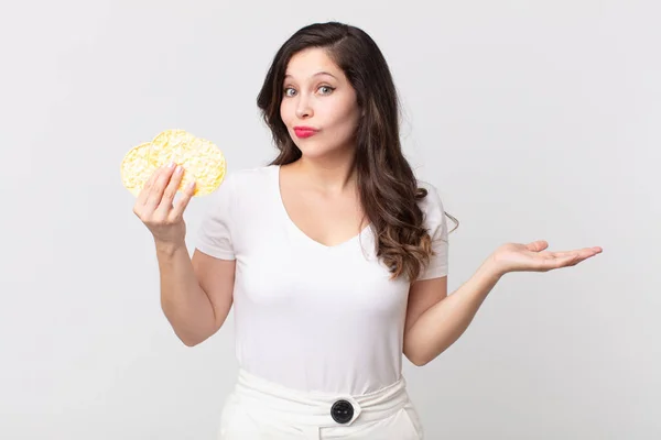 Bonita Mujer Sintiéndose Perpleja Confundida Dudando Sosteniendo Una Dieta Pasteles — Foto de Stock