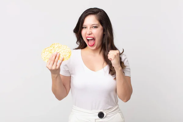 Mujer Bonita Sintiéndose Conmocionada Riendo Celebrando Éxito Sosteniendo Una Dieta — Foto de Stock