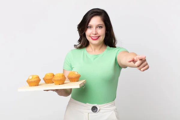 Csinos Mutatva Kamera Választott Téged Kezében Egy Muffin Tálca — Stock Fotó