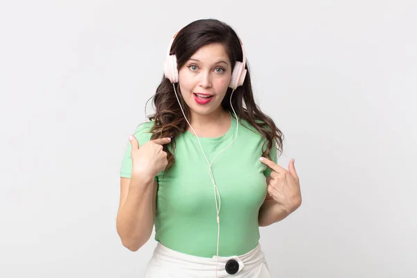 Bonita Mujer Sintiéndose Feliz Señalándose Misma Con Una Música Escucha —  Fotos de Stock