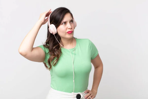 Bonita Mujer Sintiéndose Desconcertada Confundida Arañando Cabeza Escuchando Música Con —  Fotos de Stock