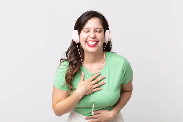Mooie Vrouw Lachen Hardop Naar Een Hilarische Grap Luisteren Muziek — Stockfoto