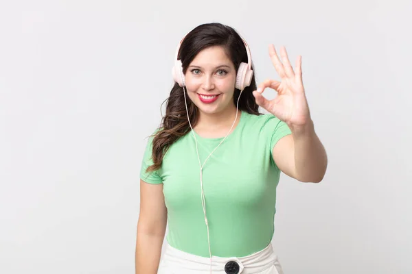 Bonita Mujer Sintiéndose Feliz Mostrando Aprobación Con Gesto Bien Escuchar —  Fotos de Stock