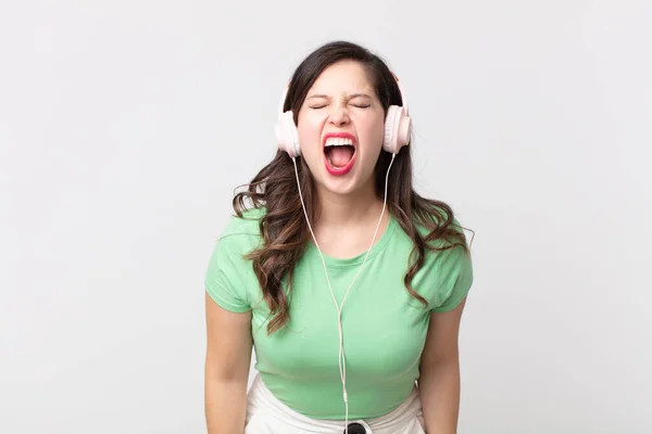 Mooie Vrouw Schreeuwen Agressief Kijken Erg Boos Luisteren Muziek Met — Stockfoto