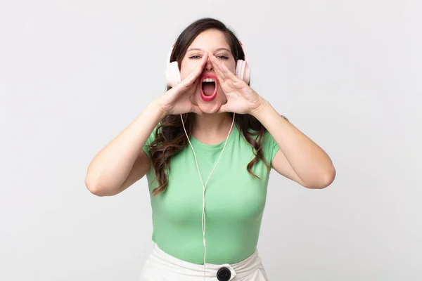 Bonita Mujer Sintiéndose Feliz Dando Gran Grito Con Las Manos — Foto de Stock