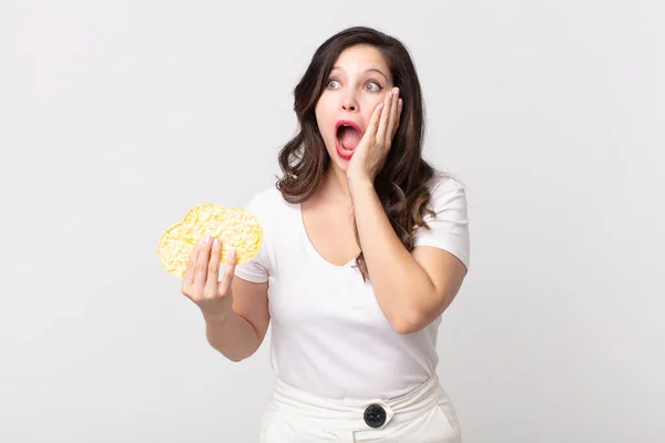 Bonita Mujer Sintiéndose Feliz Emocionada Sorprendida Sosteniendo Una Dieta Pasteles — Foto de Stock