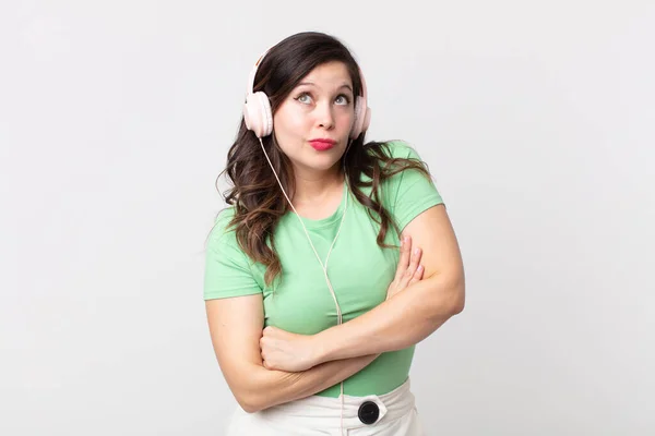 Mooie Vrouw Shrugging Zich Verward Onzeker Luisteren Muziek Met Hoofdtelefoon — Stockfoto