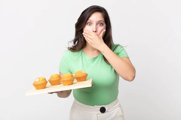 Mooie Vrouw Bedekken Mond Met Handen Met Een Geschokt Het — Stockfoto