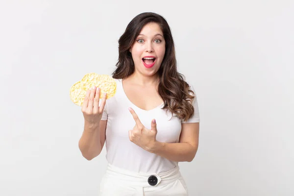 Bonita Mujer Mirando Emocionada Sorprendida Señalando Lado Sosteniendo Una Dieta — Foto de Stock