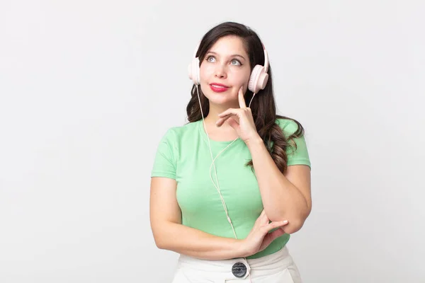 Bonita Mujer Sonriendo Feliz Soñando Despierto Dudando Escuchar Música Con —  Fotos de Stock