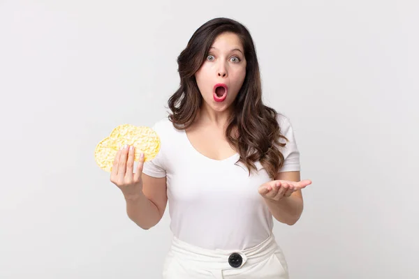 Mujer Bonita Sentirse Muy Sorprendido Sorprendido Celebración Una Dieta Pasteles — Foto de Stock