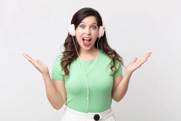Mooie Vrouw Voelt Zich Gelukkig Verbaasd Iets Ongelooflijk Luisteren Muziek — Stockfoto