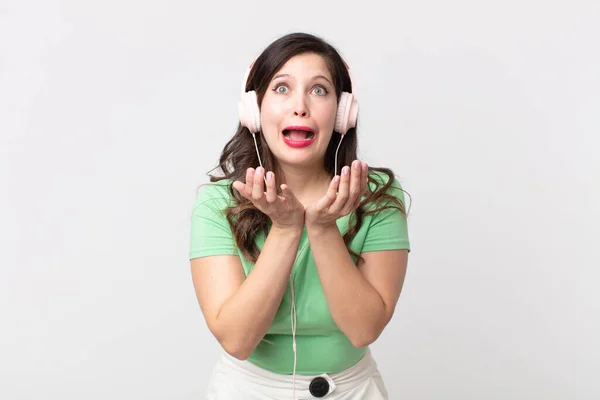 Mujer Bonita Buscando Desesperado Frustrado Estresado Escuchar Música Con Auriculares — Foto de Stock