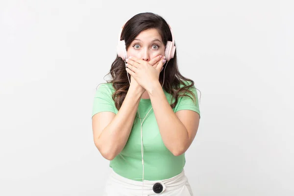 Mooie Vrouw Bedekken Mond Met Handen Met Een Geschokt Luisteren — Stockfoto