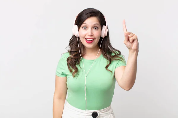 Mujer Bonita Sintiéndose Como Genio Feliz Emocionado Después Darse Cuenta — Foto de Stock