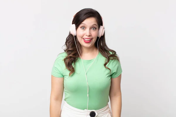 Mujer Bonita Que Parece Feliz Gratamente Sorprendida Escuchando Música Con —  Fotos de Stock