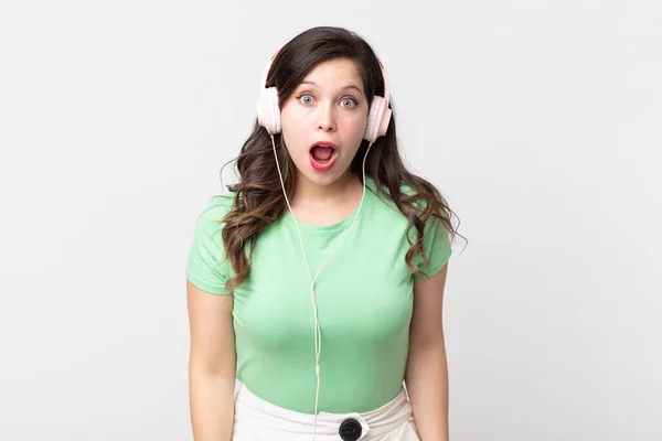 Pretty Woman Looking Very Shocked Surprised Listening Music Headphones — Stock Photo, Image