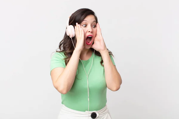 Güzel Bir Kadın Mutlu Heyecanlı Şaşırmış Kulaklıkla Müzik Dinliyor — Stok fotoğraf