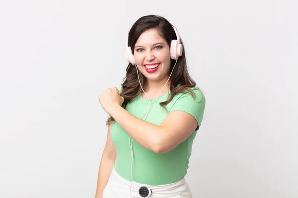 Bonita Mujer Sintiéndose Feliz Enfrentándose Desafío Celebrando Escuchar Música Con —  Fotos de Stock