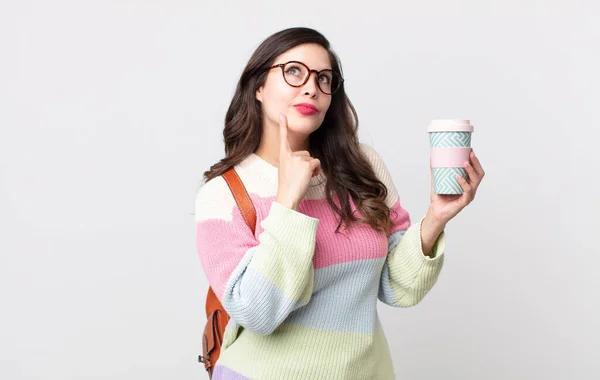 Bonita Mujer Sonriendo Feliz Soñando Despierto Dudando Concepto Estudiante — Foto de Stock