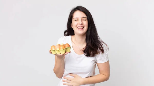 Mooie Vrouw Lachen Hardop Een Hilarische Grap Het Vasthouden Van — Stockfoto