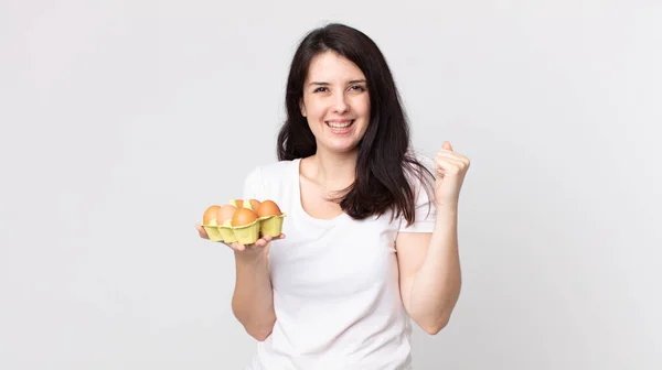 Mooie Vrouw Voelt Zich Geschokt Lachen Vieren Succes Het Vasthouden — Stockfoto