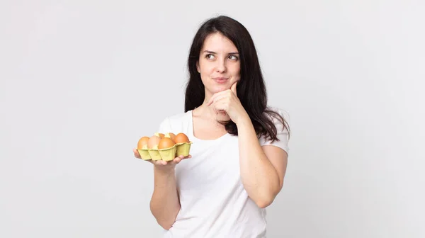 Mooie Vrouw Glimlachen Met Een Gelukkige Zelfverzekerde Uitdrukking Met Hand — Stockfoto