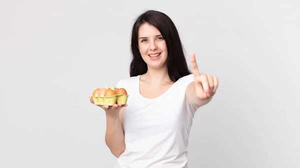 Pretty Woman Smiling Proudly Confidently Making Number One Holding Eggs — Stock Photo, Image