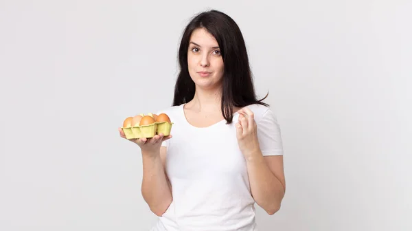 Mujer Bonita Mirando Arrogante Exitoso Positivo Orgulloso Sosteniendo Una Caja —  Fotos de Stock