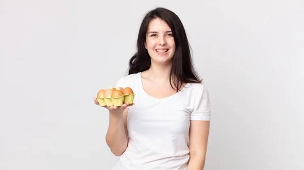 Mujer Bonita Mirando Feliz Gratamente Sorprendido Sosteniendo Una Caja Huevos — Foto de Stock