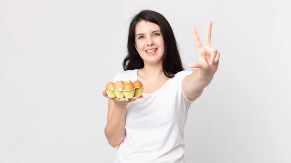 Mulher Bonita Sorrindo Olhando Amigável Mostrando Número Três Segurando Uma — Fotografia de Stock