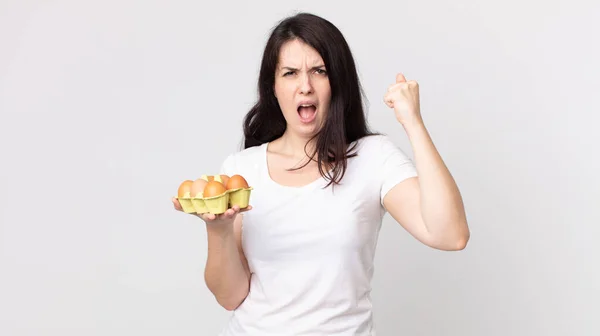 Mulher Bonita Gritando Agressivamente Com Uma Expressão Irritada Segurando Uma — Fotografia de Stock