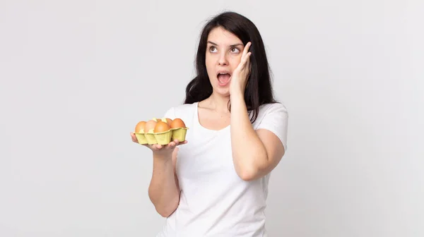 Mooie Vrouw Voelt Zich Gelukkig Opgewonden Verrast Het Vasthouden Van — Stockfoto