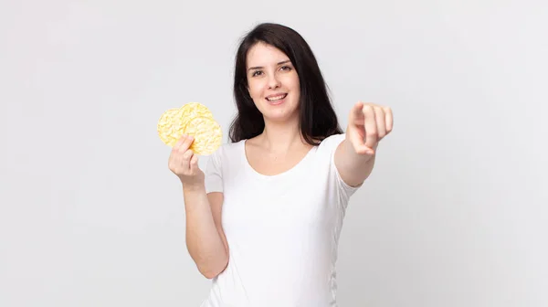 Mooie Vrouw Wijzend Naar Camera Kiezen Het Houden Van Een — Stockfoto