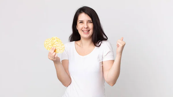 Mujer Bonita Sintiéndose Conmocionada Riendo Celebrando Éxito Sosteniendo Una Dieta — Foto de Stock