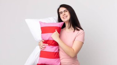 Güzel bir kadın kendini mutlu hisseder ve meydan okumayla yüzleşir ya da pijama giyip yastık tutarak kutlama yapar.