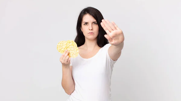 Mooie Vrouw Zoek Serieus Tonen Open Palm Maken Stop Gebaar — Stockfoto