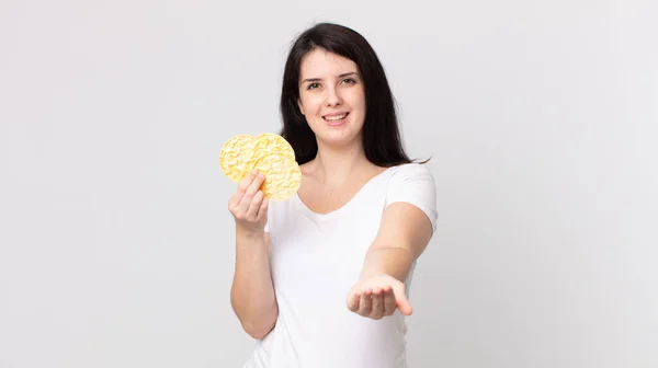 Bonita Mujer Sonriendo Felizmente Con Amigable Ofreciendo Mostrando Concepto Sosteniendo — Foto de Stock