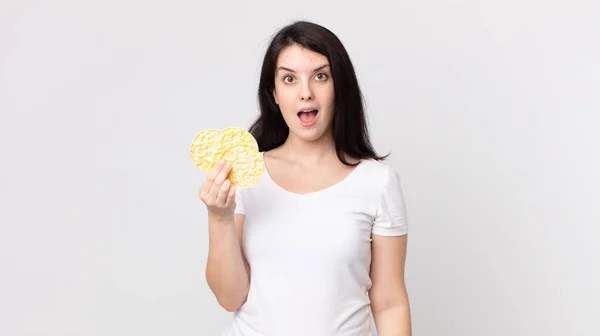 Mulher Bonita Olhando Muito Chocado Surpreso Segurando Uma Dieta Bolos — Fotografia de Stock