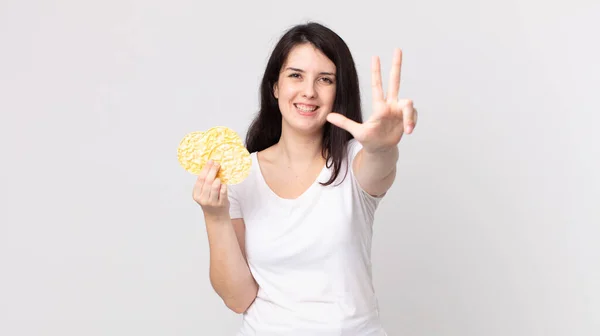 Bonita Mujer Sonriendo Buscando Amigable Mostrando Número Tres Sosteniendo Una — Foto de Stock