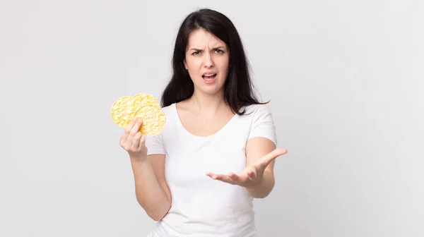怒っていらいらしていらいらして食事療法の餅を持っているかなりの女性 — ストック写真